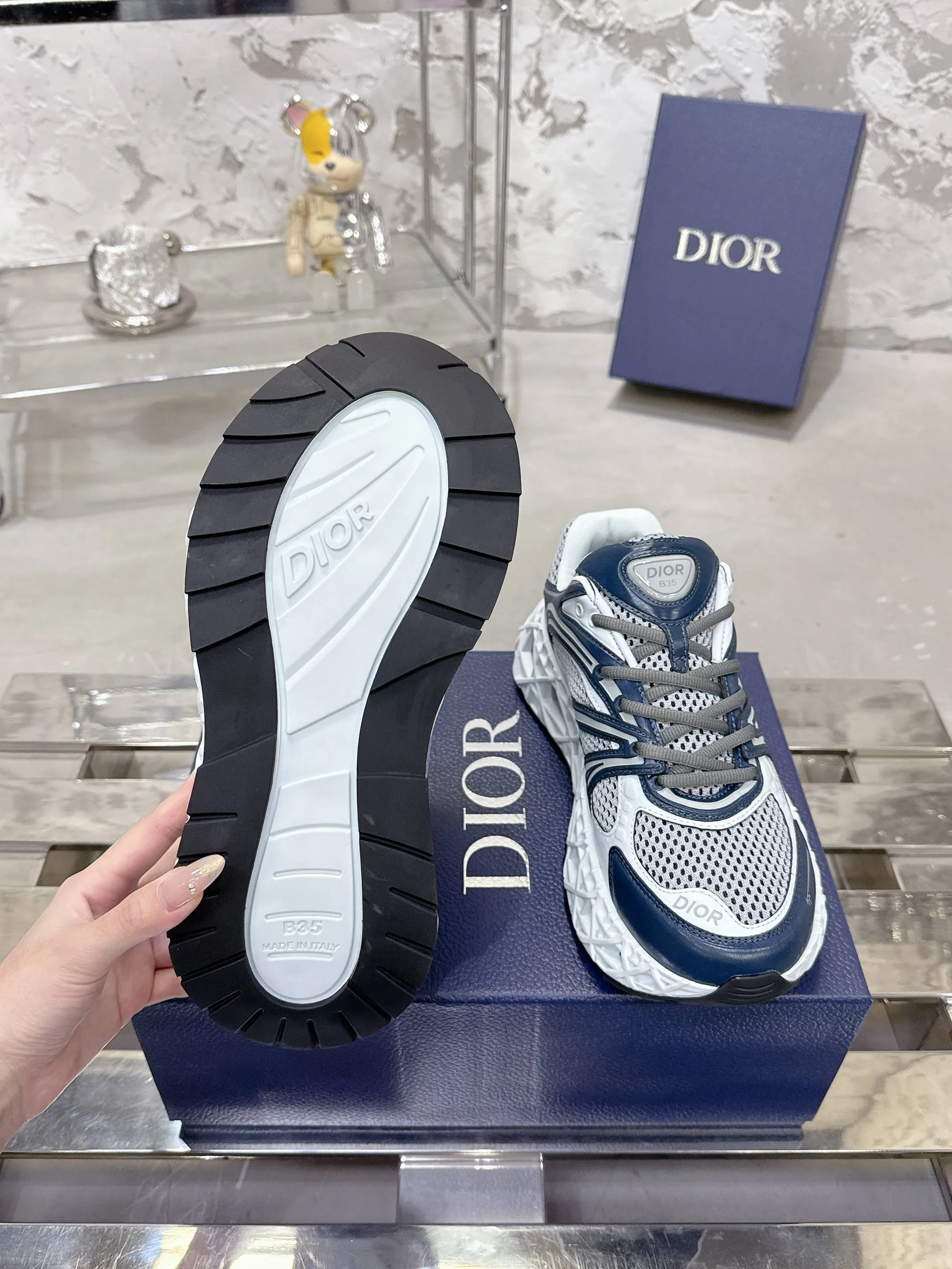 Factory price 780💰 Top version! ! ! Dior (B35) DIOR spring and summer men's wear show, the show was held at the Valle de Grasse School in Paris. Kim Jones drew inspiration from the works of South African artist Hylton Nel. The details of the shoes, clog soles and tribal elements, cleverly blended luxury craftsmanship and practicality, with fresh childishness and bright temperament, creating a new season hot spot. Dior KAWA Dior co-branded casual sports shoes reinterpret running shoes with Dior's high-end style. B35 is made of fine-textured leather and mesh fabric materials. It can be worn in all seasons, is comfortable and breathable, and has multiple lines on the shoe body to outline details. It has a full retro three-dimensional feel and can create a casual look all year round! Fabric: Cowhide/customized cloth material Lining: Imported breathable mesh Outsole: Original molded outsole Size: 39-46 (customized at 45.46)